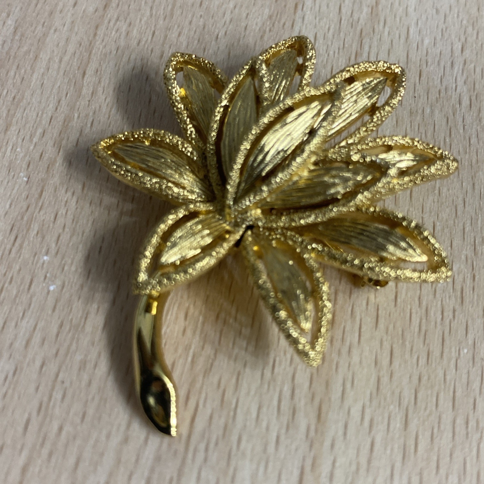 Avon gold tone flower leaves plant brooch pin 1 3/4″