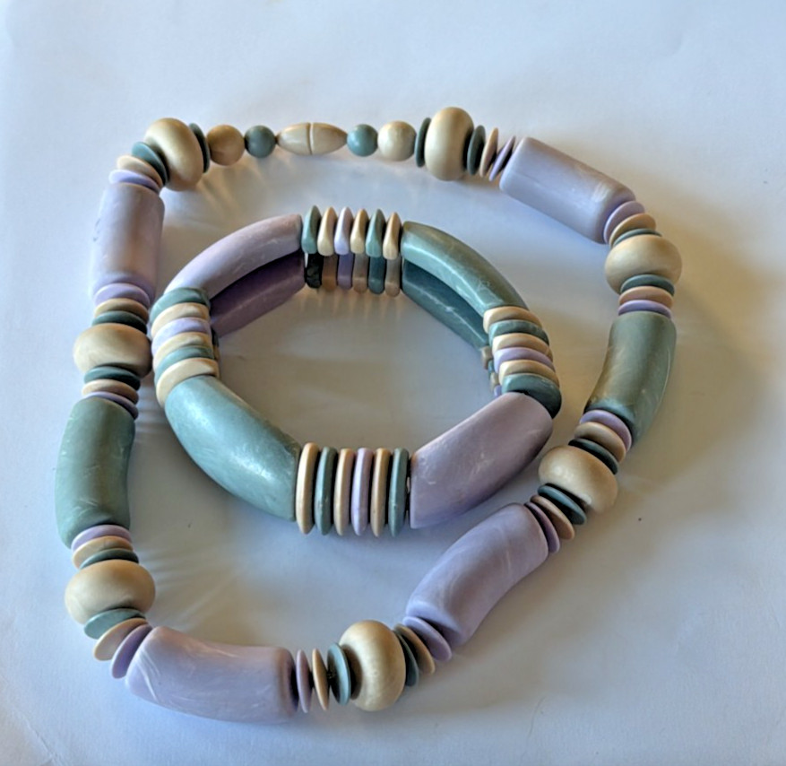 VTG 1970S AVON PASTEL WASHED BLEACHED CHUNKY RESIN BRACELET & NECKLACE SET