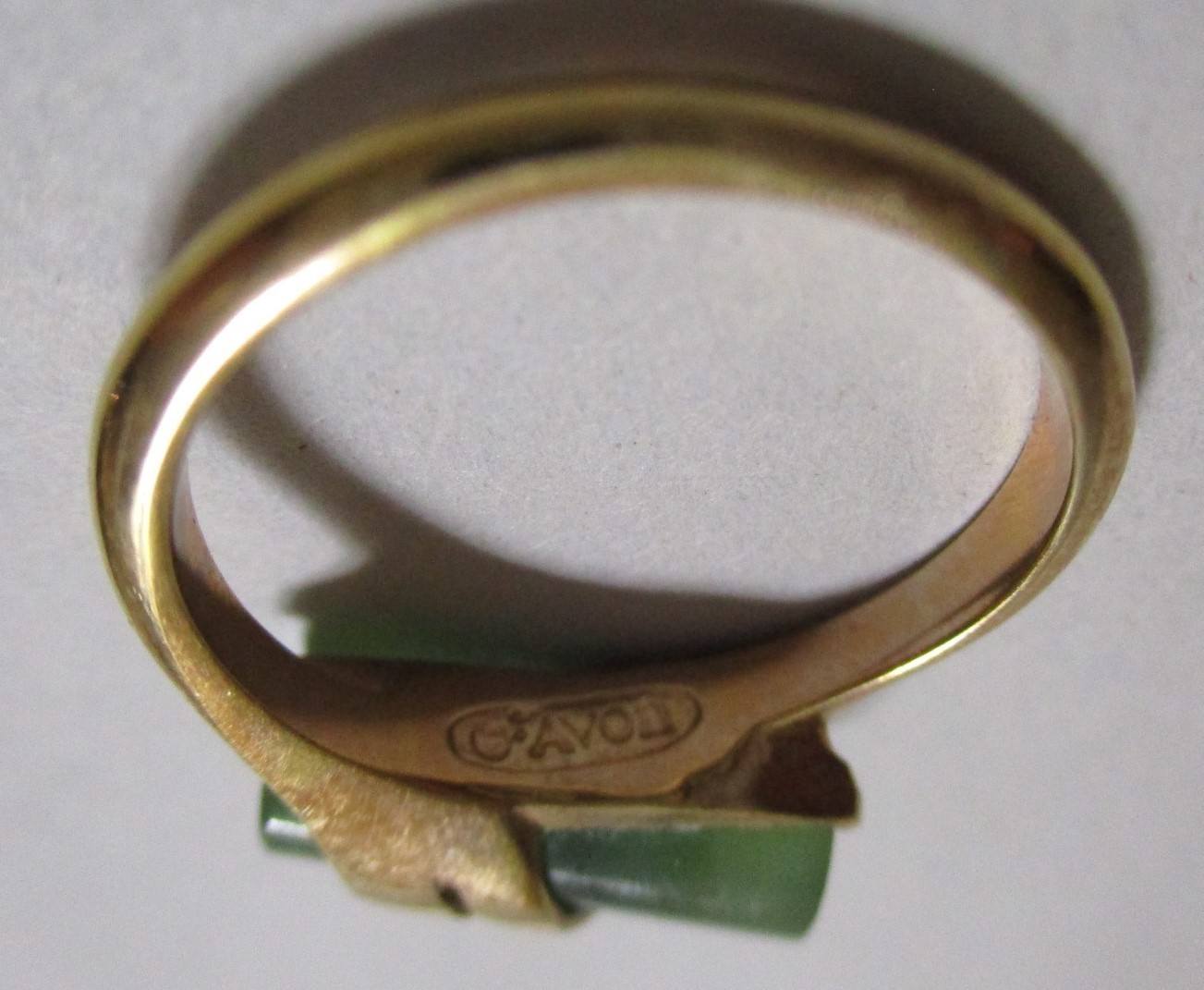 VINTAGE 1970s AVON CAPTURED JADE RING, GOLDTONE, JEPHRITE JADE CYLINDER, SZ 7