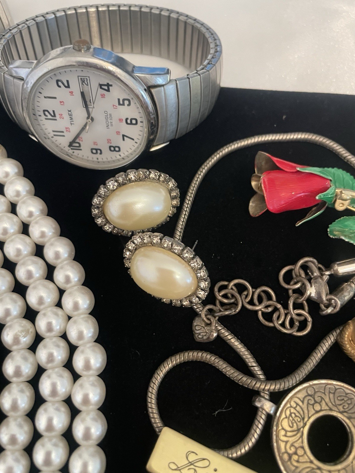 VINTAGE Junk Jewelry Lot FOR CEAFTS Some Signed Pieces Broken Singles Age Wear