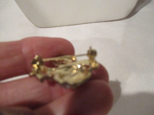 KIM ROGERS Goldtone Squirrel w/Clear Rhinestone Body & Black Eye 3/4″w x 1 1/8″L
