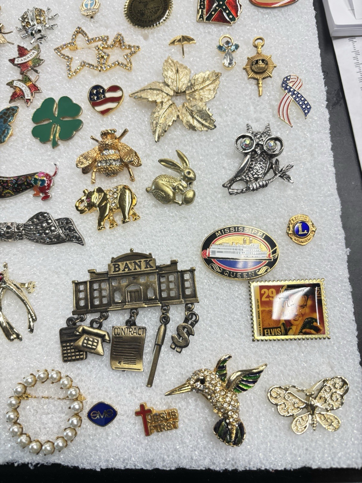 Estate Find Lot Of Assorted Pins/Brooches.