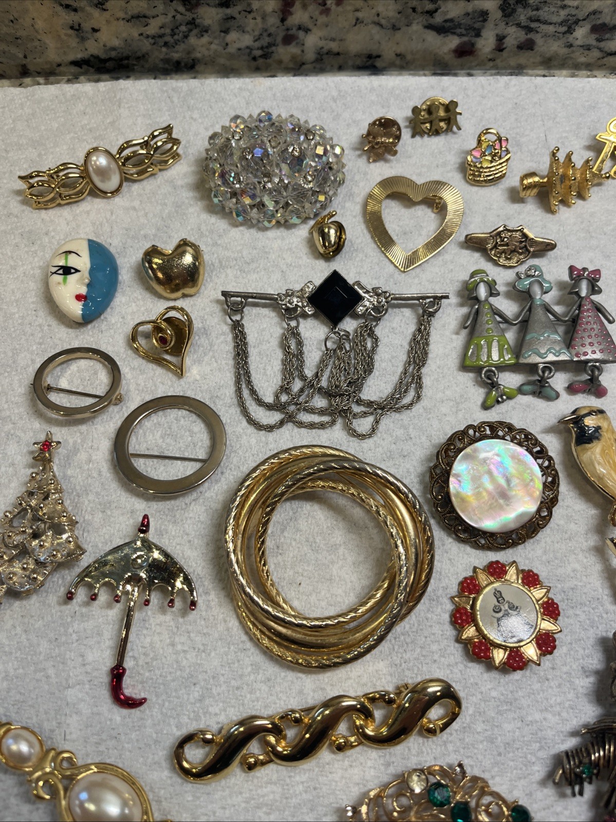 Vintage Brooch Pin Lot Gold Tone Silver Tone Mixed Materials 33 Pc Stones Ect