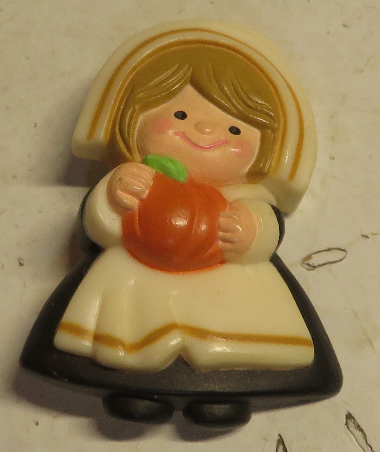 Vintage Hallmark Thanksgiving Pilgrim Girl 1983 Pumpkin Plastic 2″ Holiday Pin