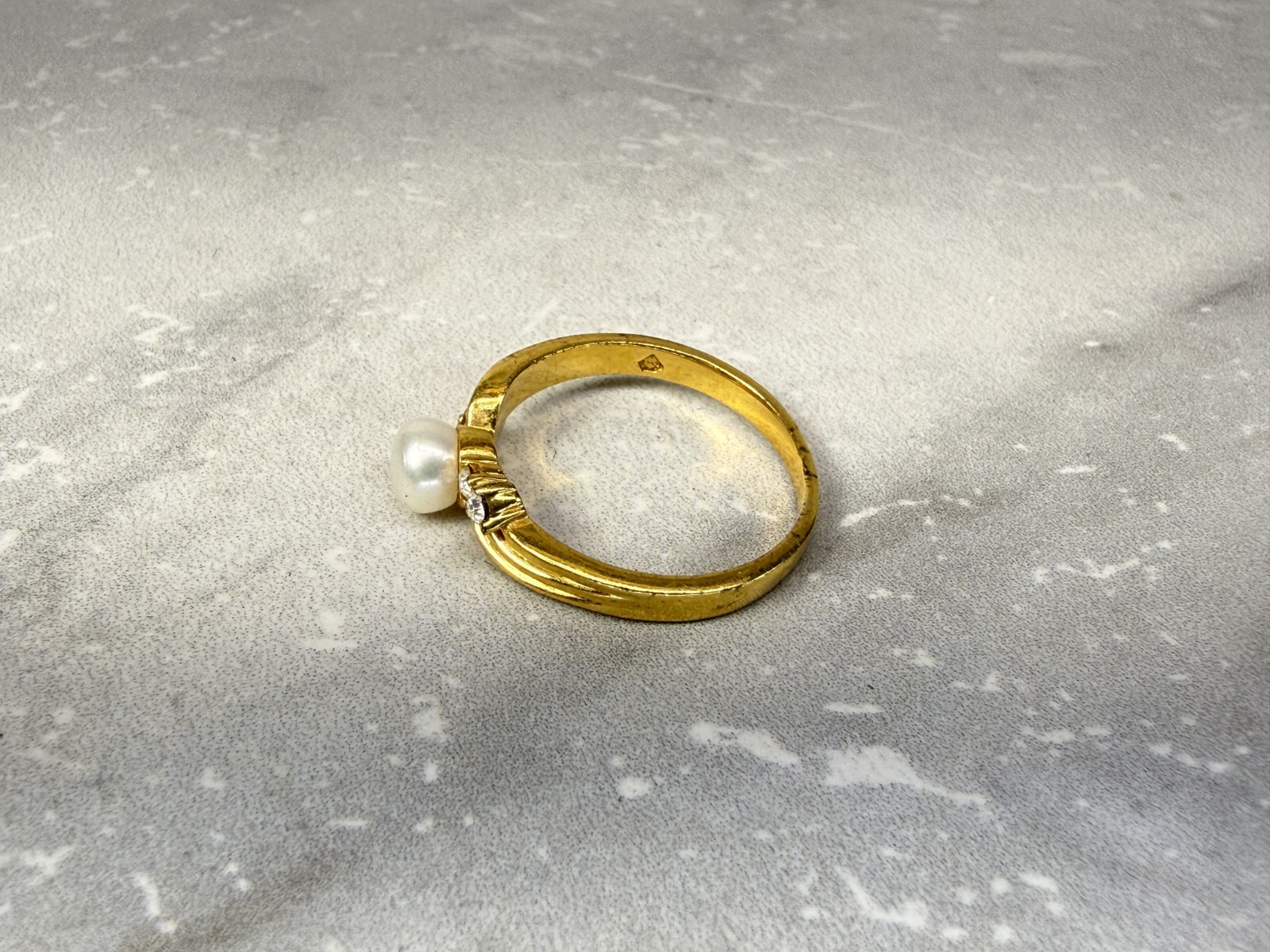 Vintage AVON Freshwater Pearl & Crystal Gold Tone Ring Size 11