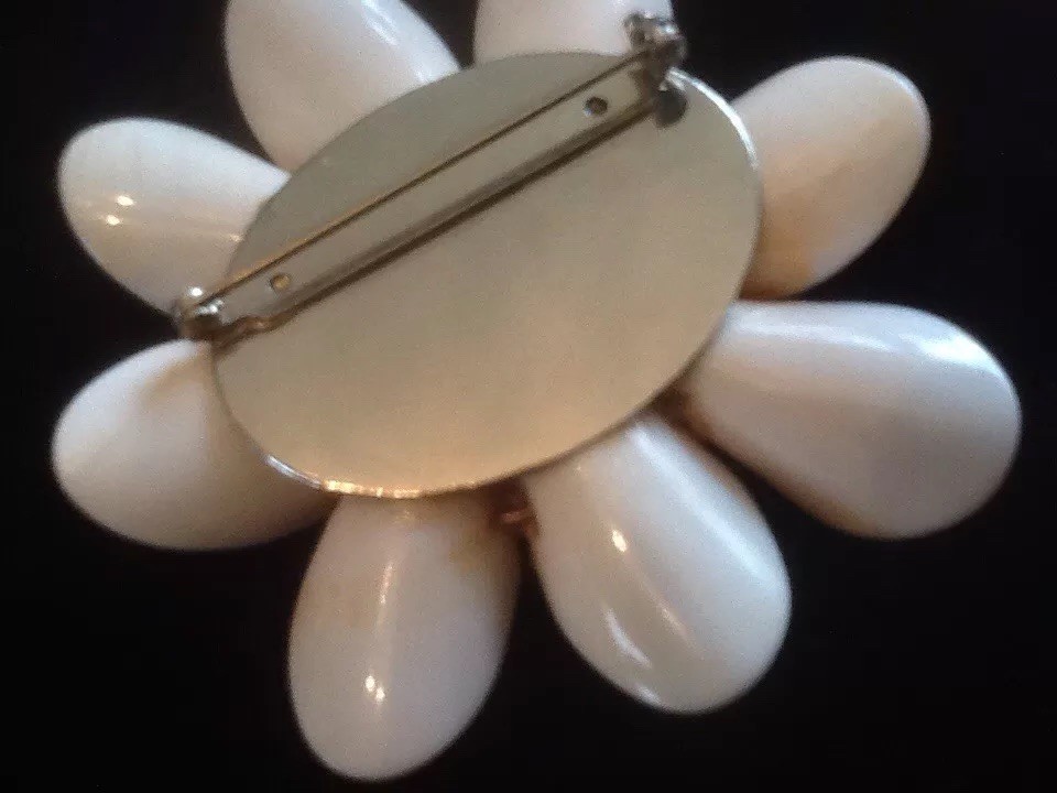 Pre-Owned Shell & MOP FLOWER PIN / Matching Earrings