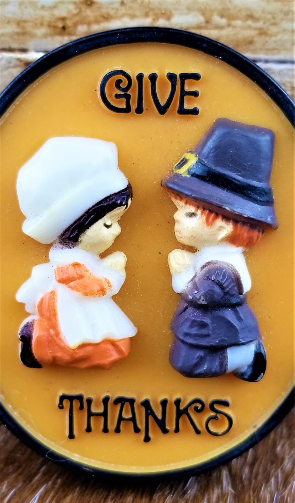Hallmark Thanksgiving Pilgrim Couple Give Thanks Prayer Brooch Costume Jewelry