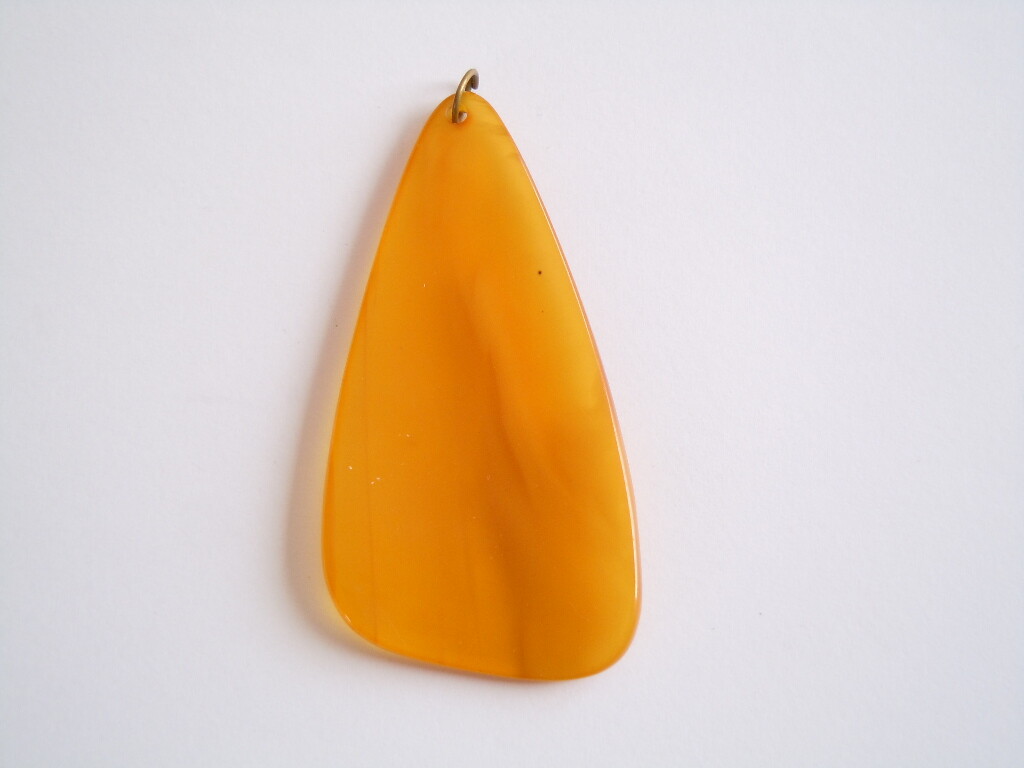 Bakelite Pendant Vintage Bakelite Tested 7.9 g / 7.2 X 3.8 X 0.3 cm