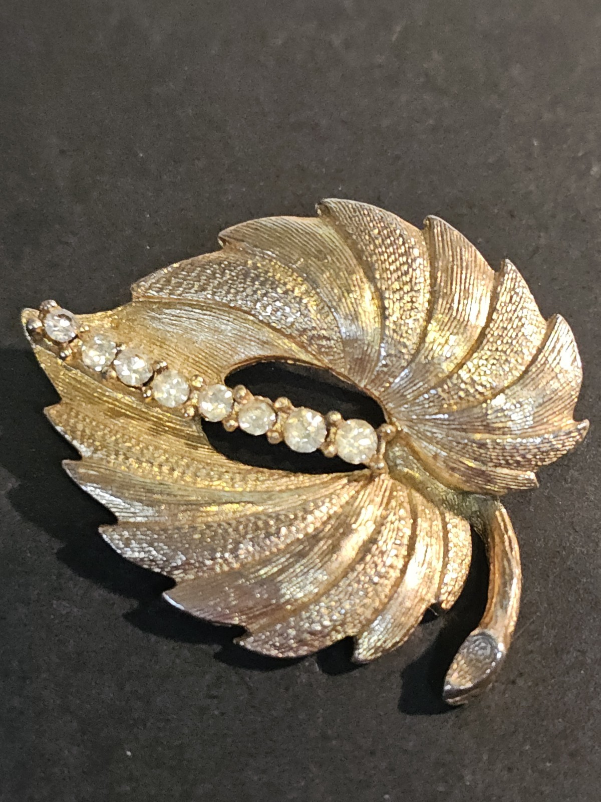 Vintage Brooch Gold Tone Leaf Textured Prong Set Rhinestones Center
