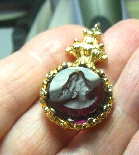 Vintage Unsigned Goldette Amethyst Intaglio Glass Pendant Necklace