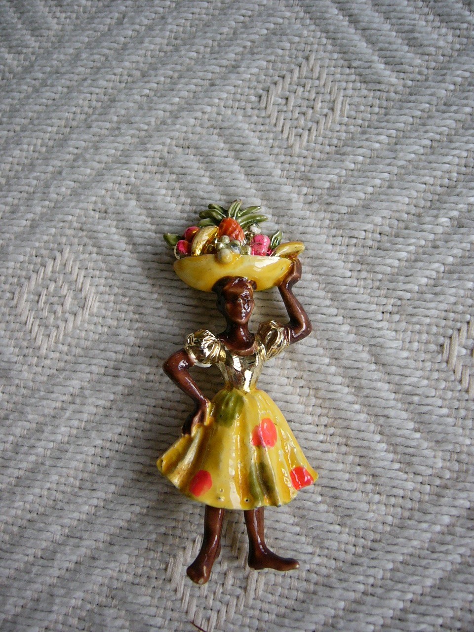 VINTAGE RARE 1950’s HAWAIIAN POLYNESIAN LADY FRUIT SELLER BROOCH PIN UNUSED