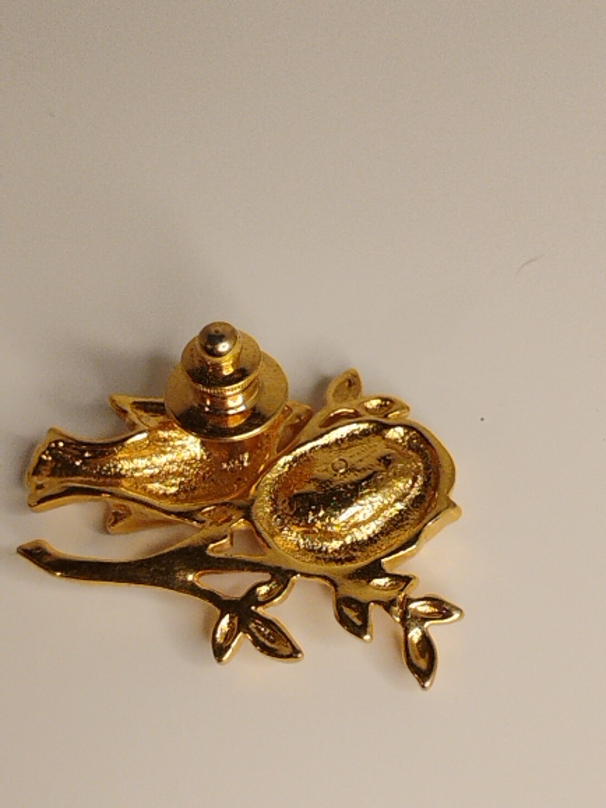 VINTAGE BROOCH GOLD TONE PIN 1.5″ ANIMAL FAUX PEARL BIRD NEST