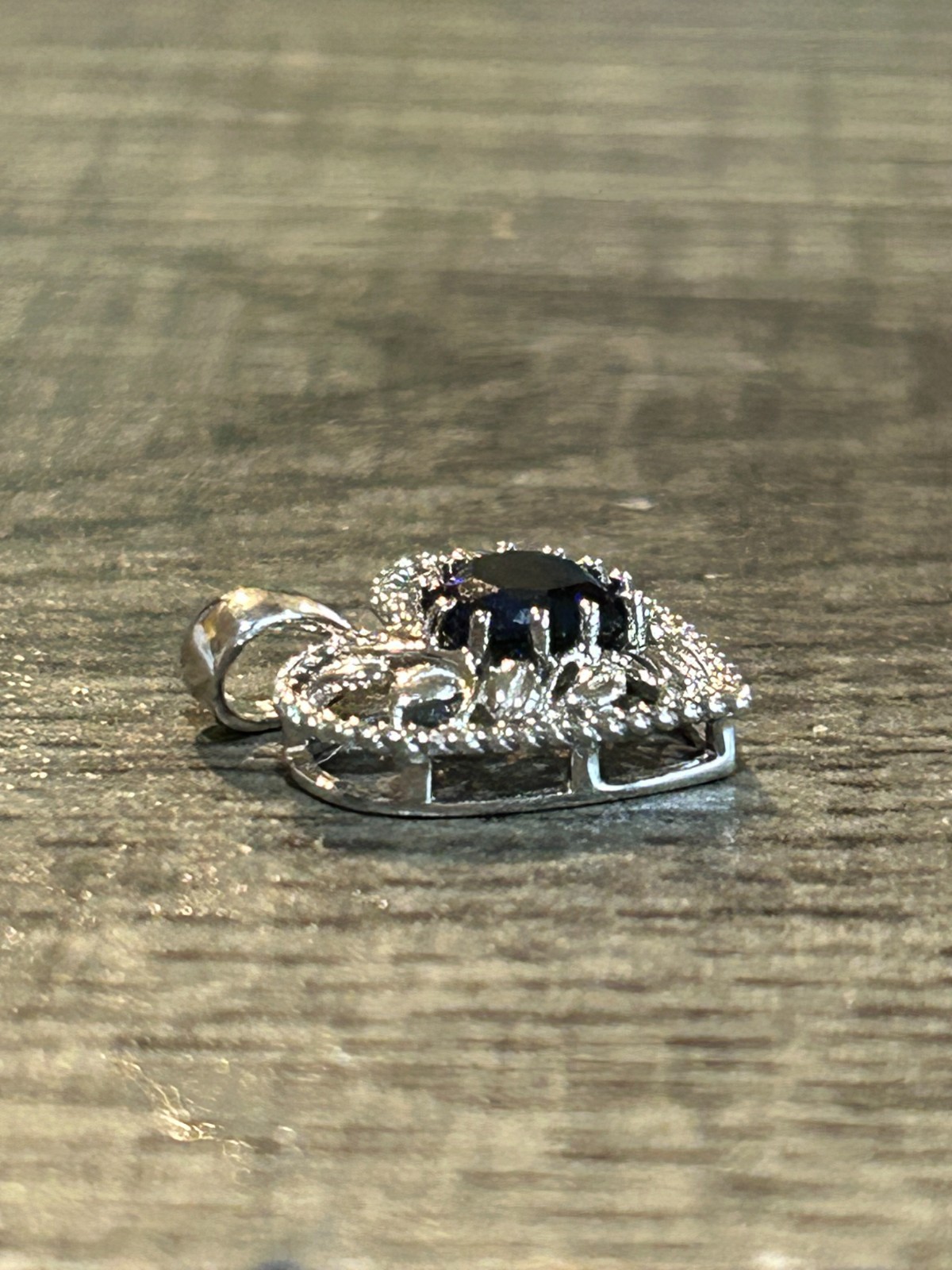 VINTAGE LADIES 10K WHITE GOLD HEART CHARM PENDANT BLUE SAPPHIRE MIDDLE 1.4 GRAMS