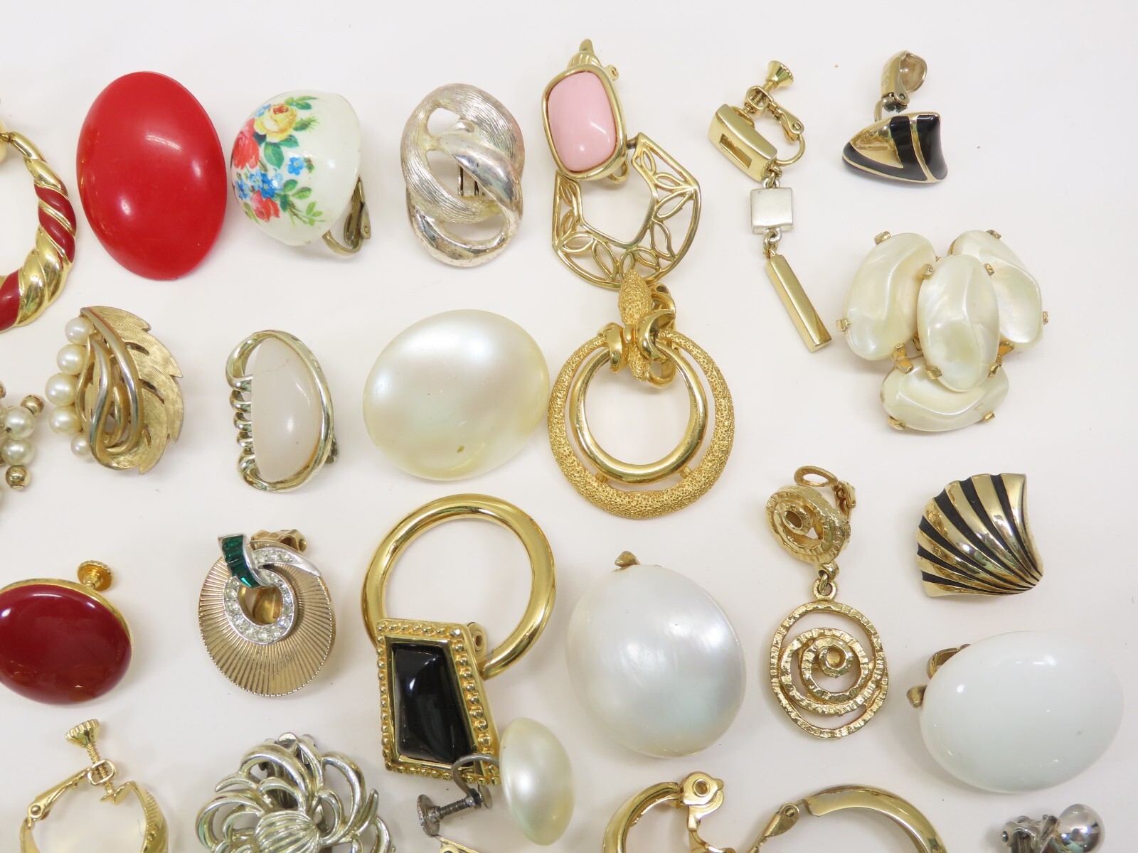 Single Earrings Lot ALL SIGNED 14 Crown Trifari Richelieu Monet + VTG 50+ D2216