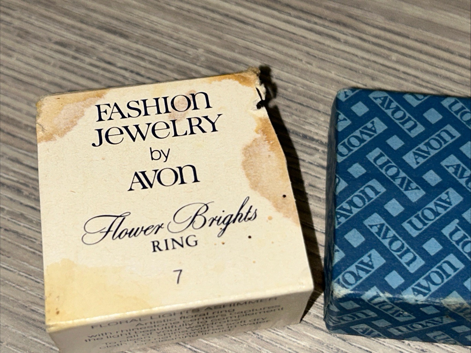 VTG AVON RING – “FLOWER BRIGHTS” GOLD TONE 3 FLOWERS W/ RHINESTONES Size 7