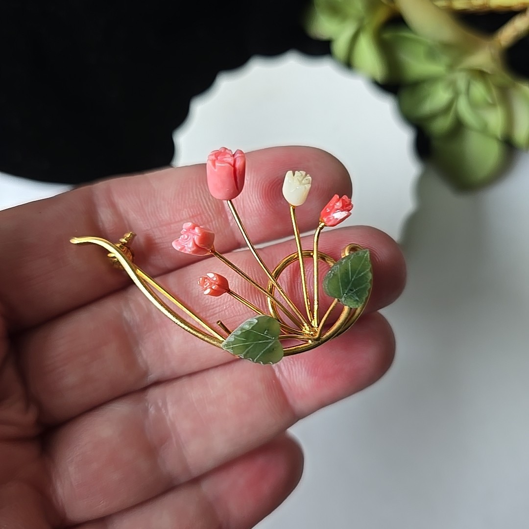 Vintage 80s Gold Tone Carved Coral Jade Floral Pin Brooch