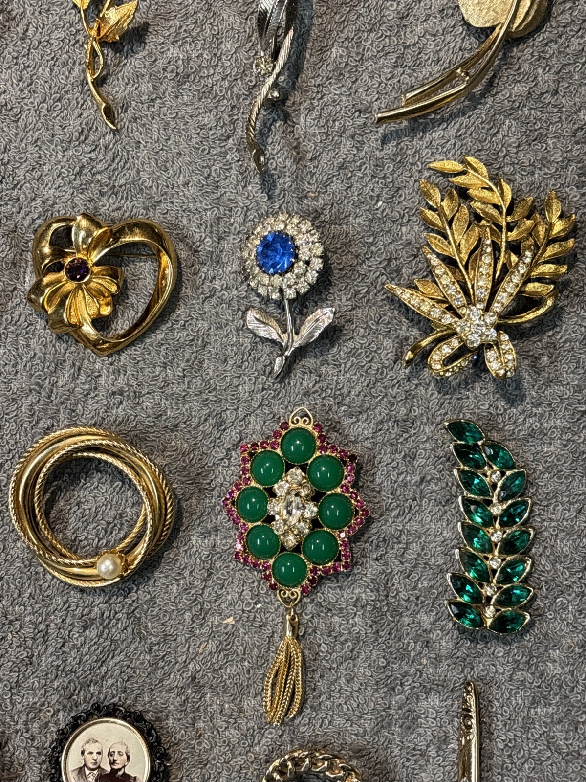 Vintage Brooch Lot Of 21 Brands Are Avon And Unbranded Sizes Range From 1 To 4in
