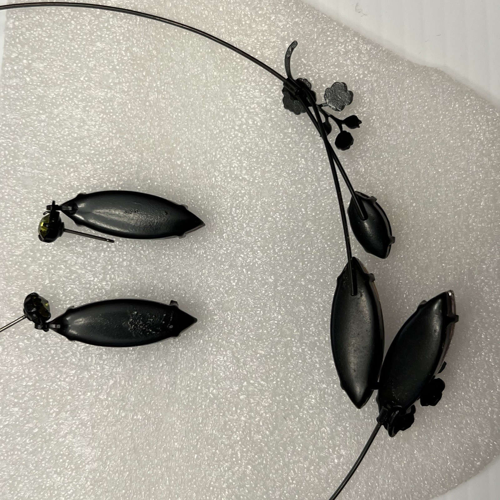 Vtg Set Black Shaped Wire Navy Denim Olive Stone Neck Choker Earring