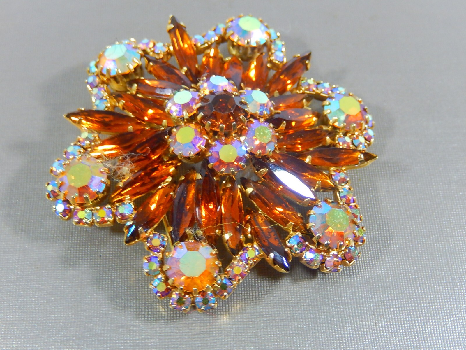 VINTAGE HIGH END ELONGATED MARQUISE & AB RHINESTONE RUFFLED GOLD TONE BROOCH