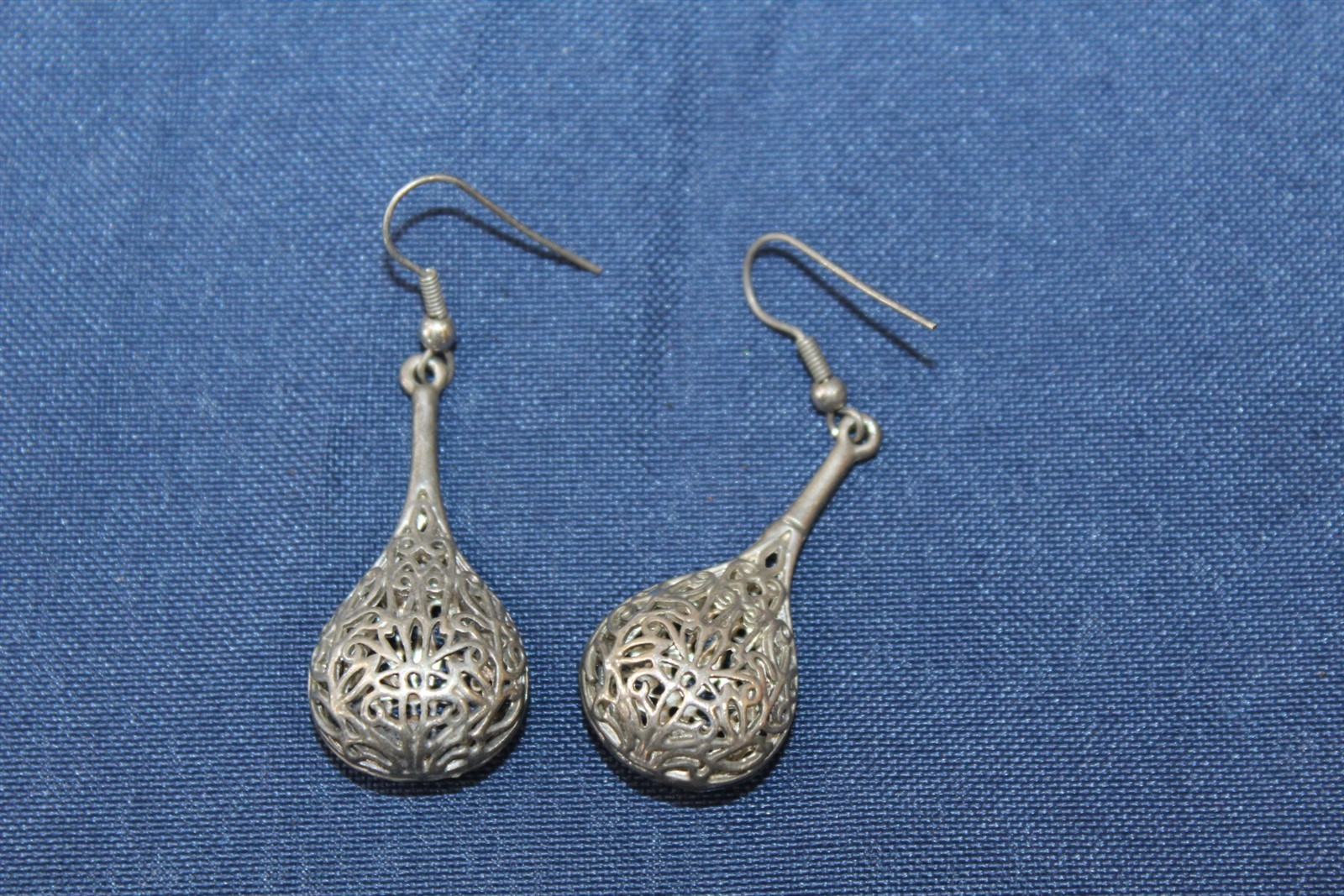 Dangle Earrings Silver-Tone Alloy 1 1/2″ long Vintage