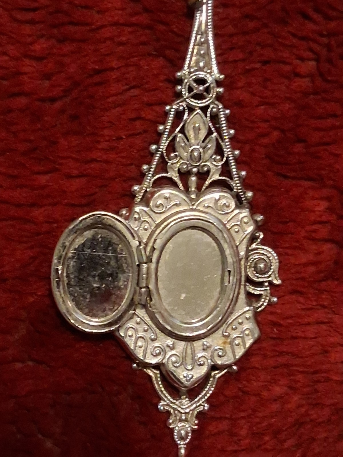 Vintage Victorian Style Open Hinged Oval Photo Locket Pendant
