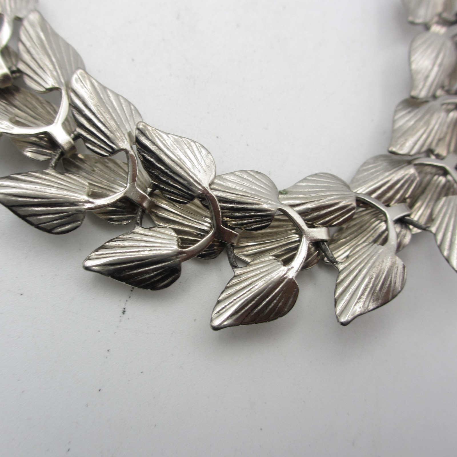 Vintage Ribbed Leaf Necklace Silver Tone Choker 16 Inch
