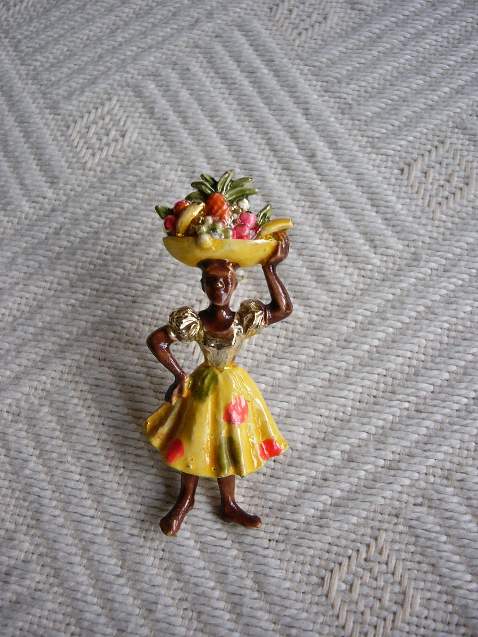 VINTAGE RARE 1950’s HAWAIIAN POLYNESIAN LADY FRUIT SELLER BROOCH PIN UNUSED