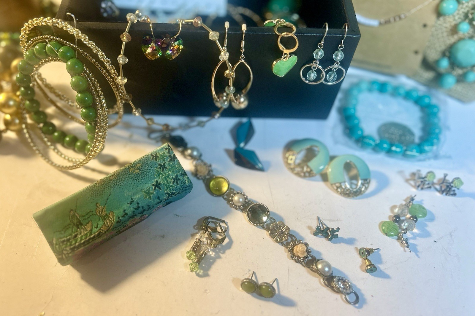☘️GREEN☘️Themed Lot-VTG to Mod Estate Jewelry Box 80+ Pieces/2.5+lbs
