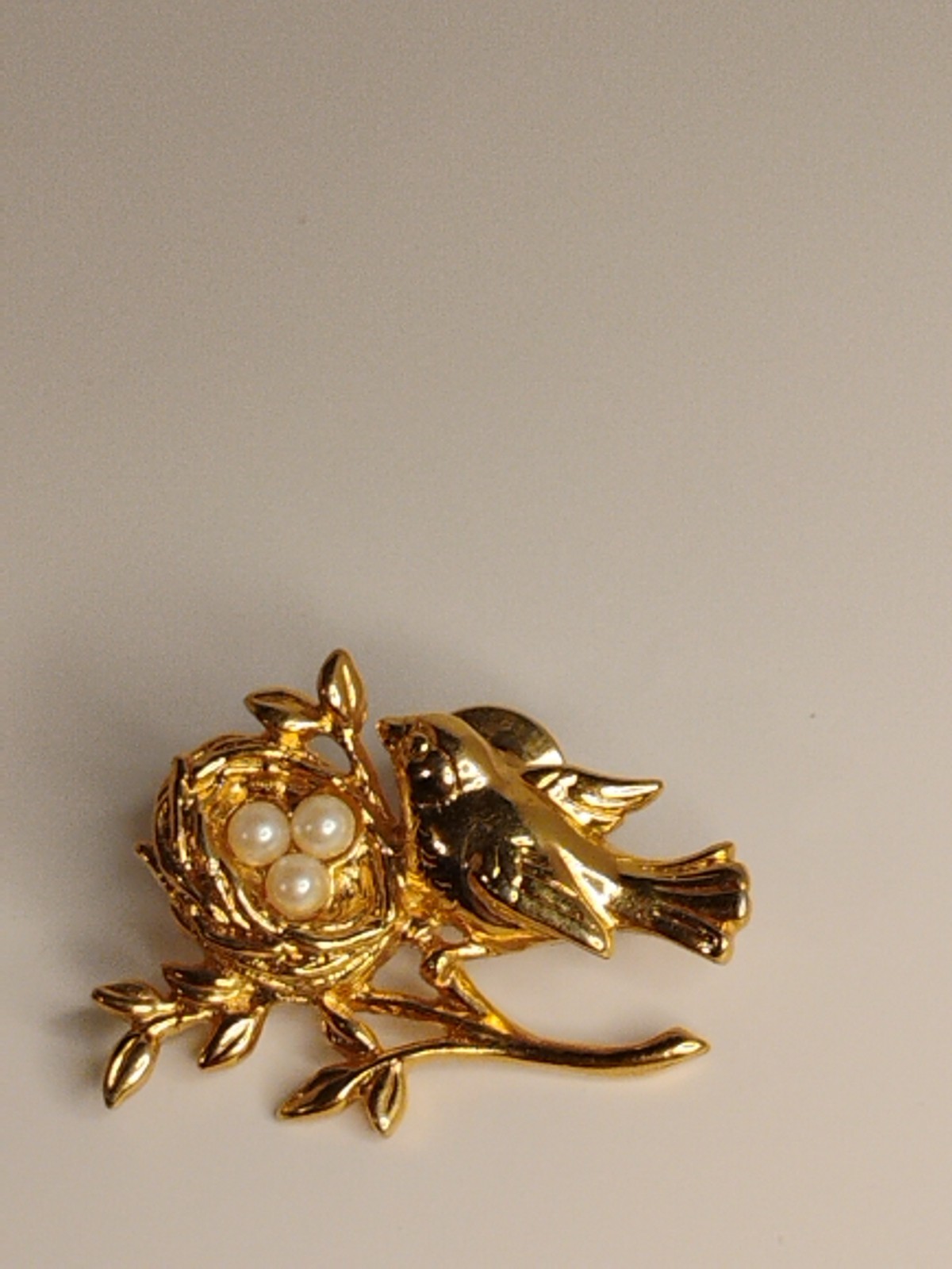 VINTAGE BROOCH GOLD TONE PIN 1.5″ ANIMAL FAUX PEARL BIRD NEST