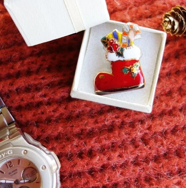 Red Christmas Stocking – Japanese cloisonné enamel Pin Badge Made-to-order NEW