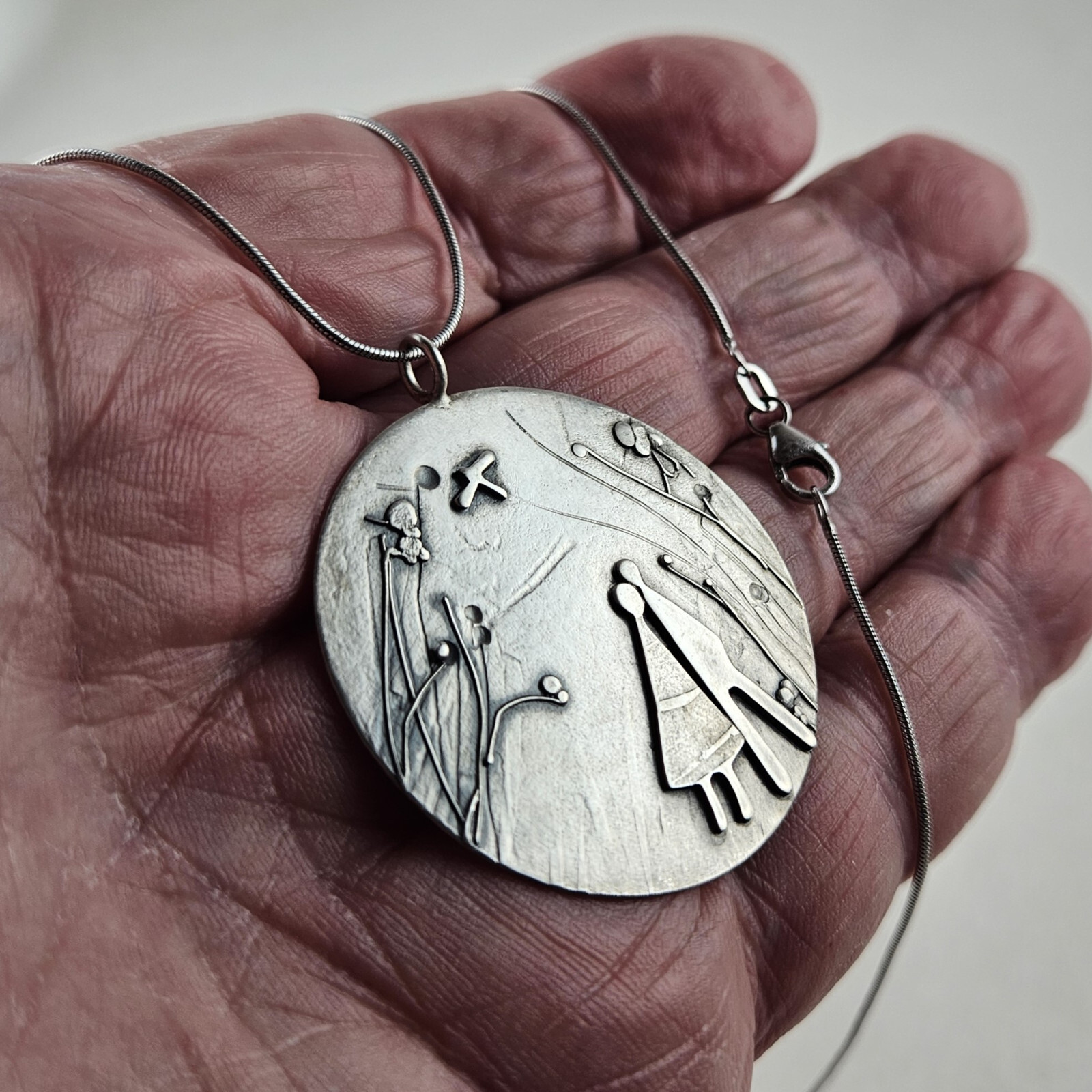 Sterling Silver English Hallmarks Pendant & a 19-inch Chain 10.9g [8373]