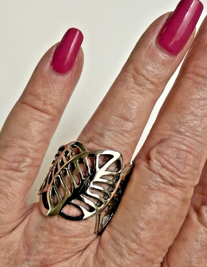 An Unusual & Unique Wide Silver Open Cutout Leaf Design Ring Size 8.5