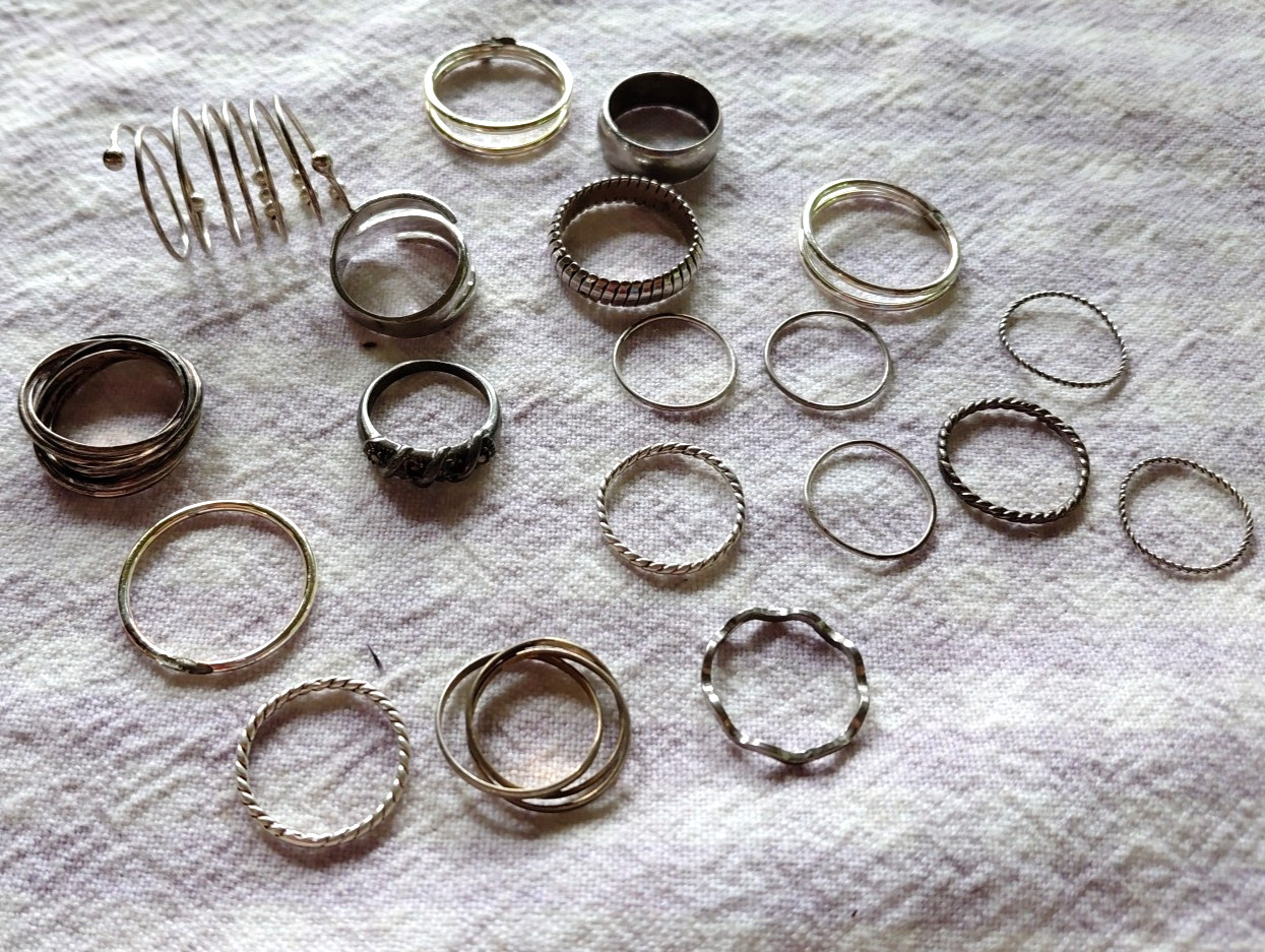 LOT OF 18 VINTAGE GOLD or SILVER TONE FASHION BAND RINGS , ASSORTED SIZES