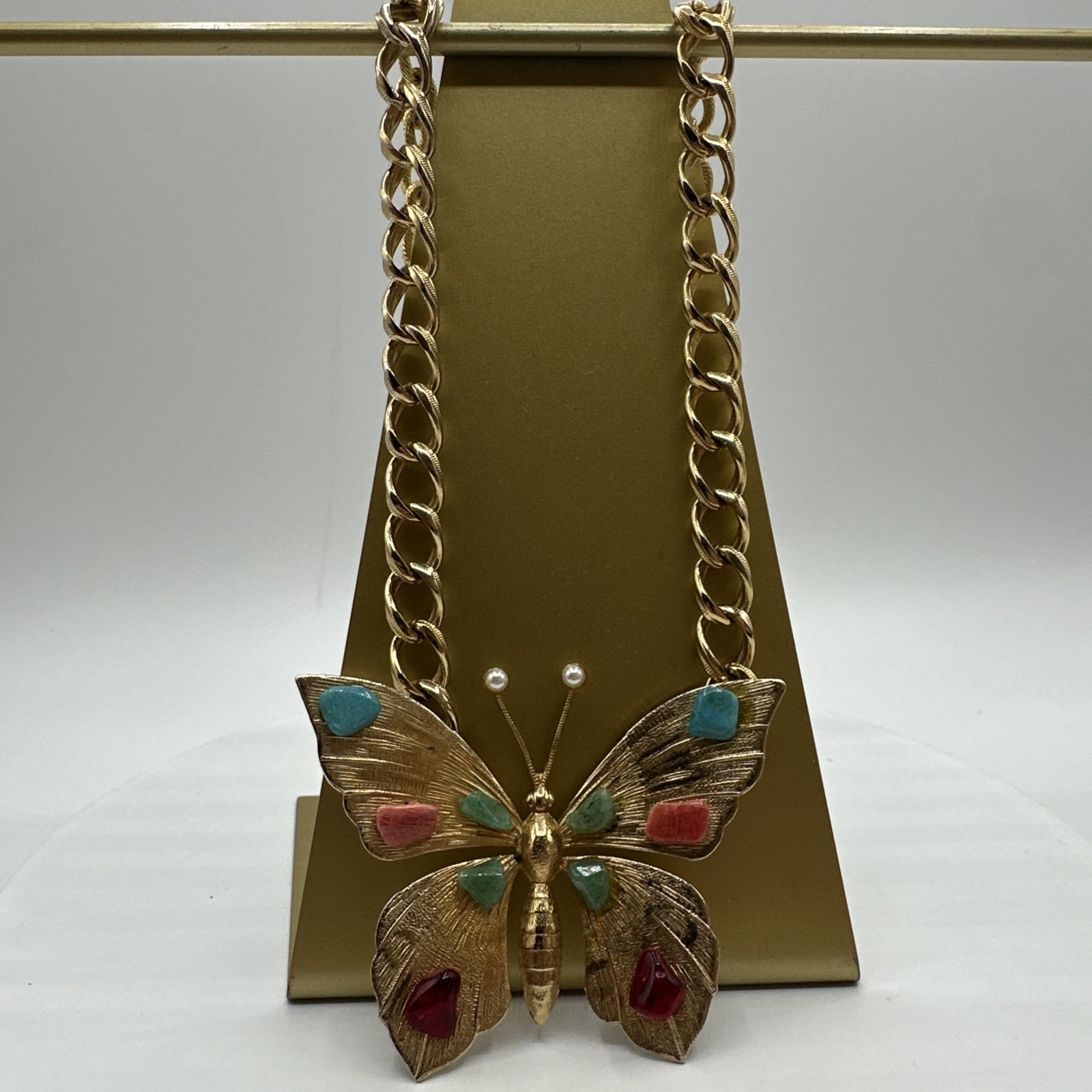 Vintage Focal Point Butterfly w/MultiStones Gold Toned Necklace. See pics.