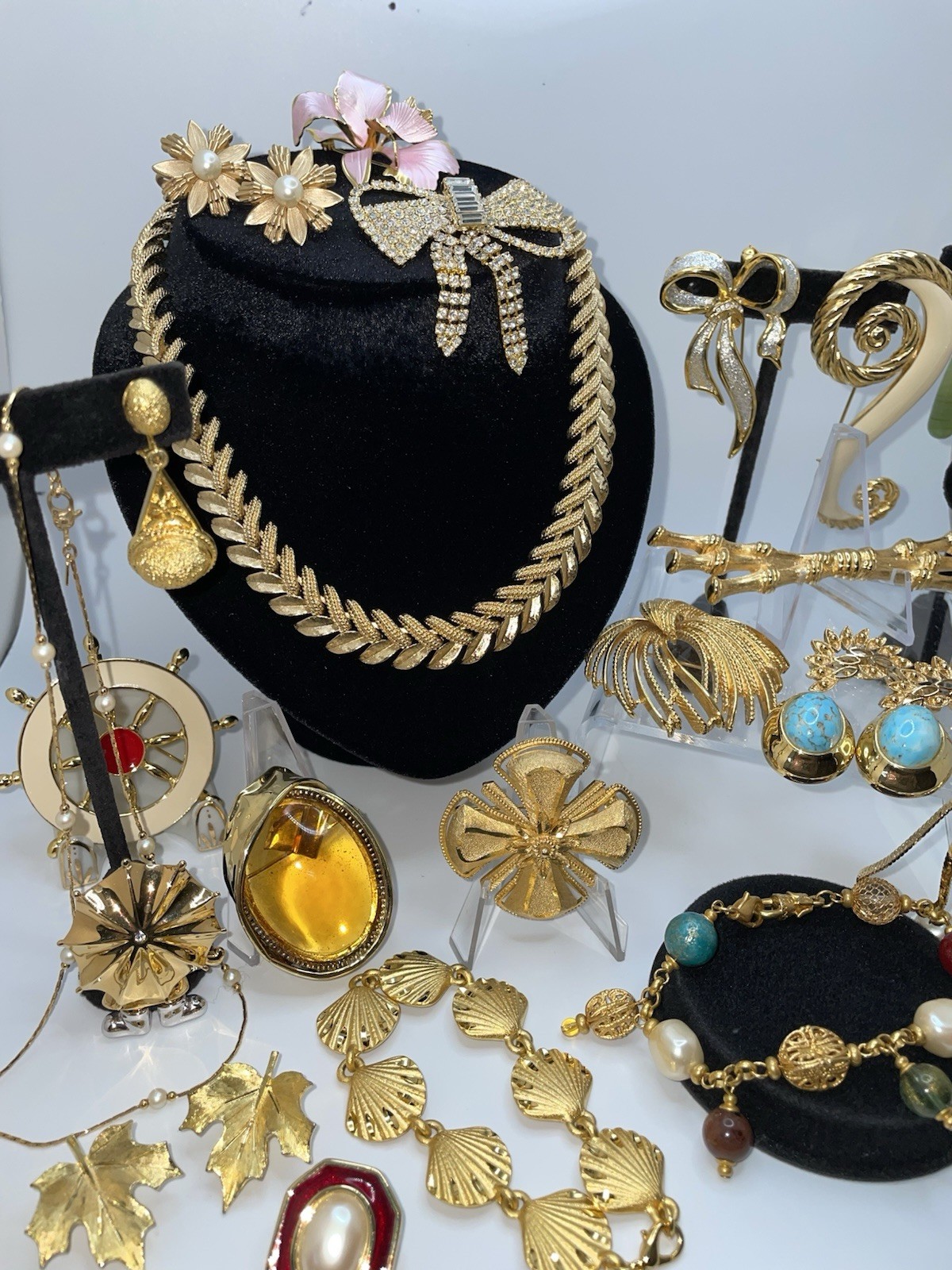 29 Pcs Vintage Gold Tone High End Jewelry Brooch Necklace Earrings Bracelet Lot