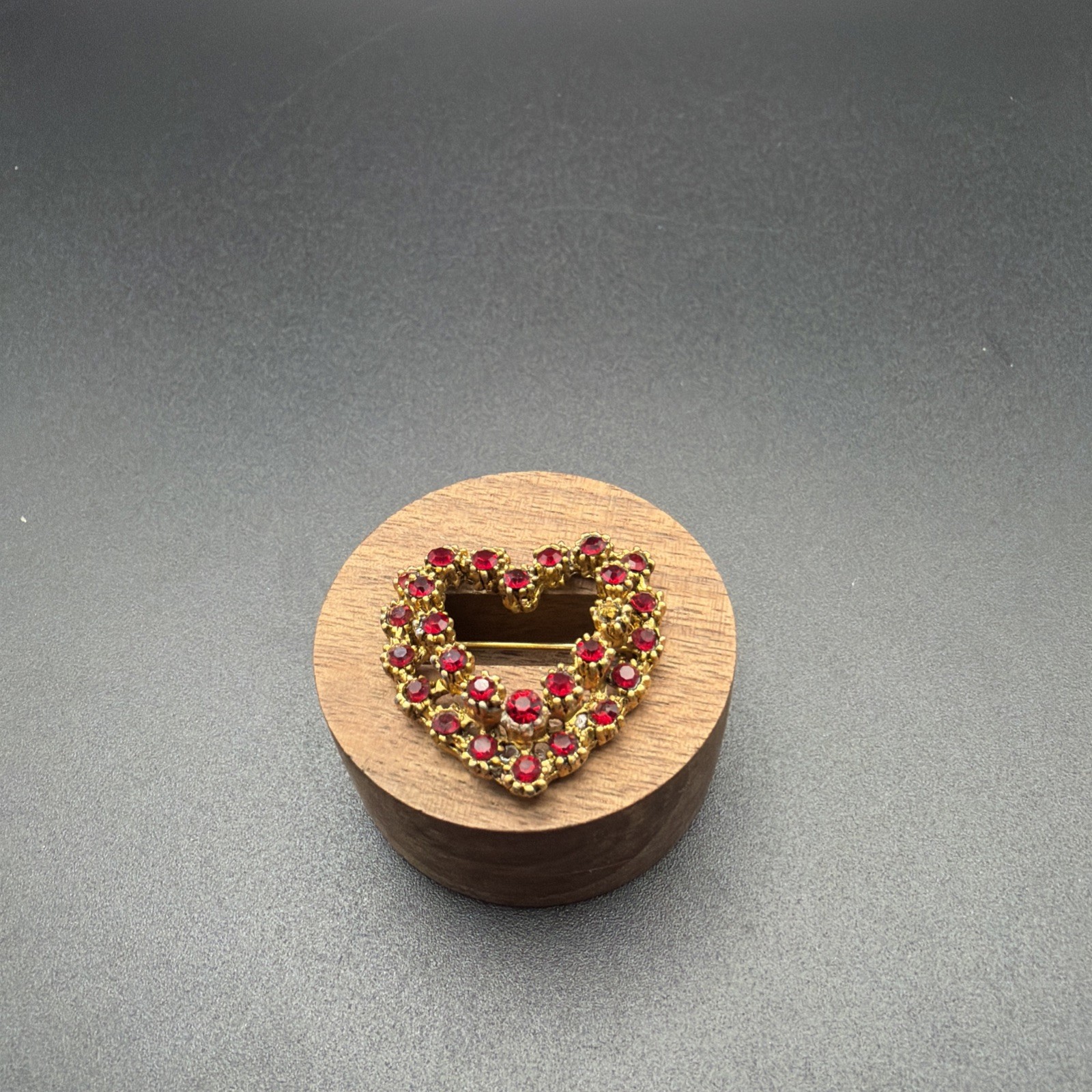 586. Vintage Two Tiered Red Heart Brooch. Gold Tone Metal Alloy.