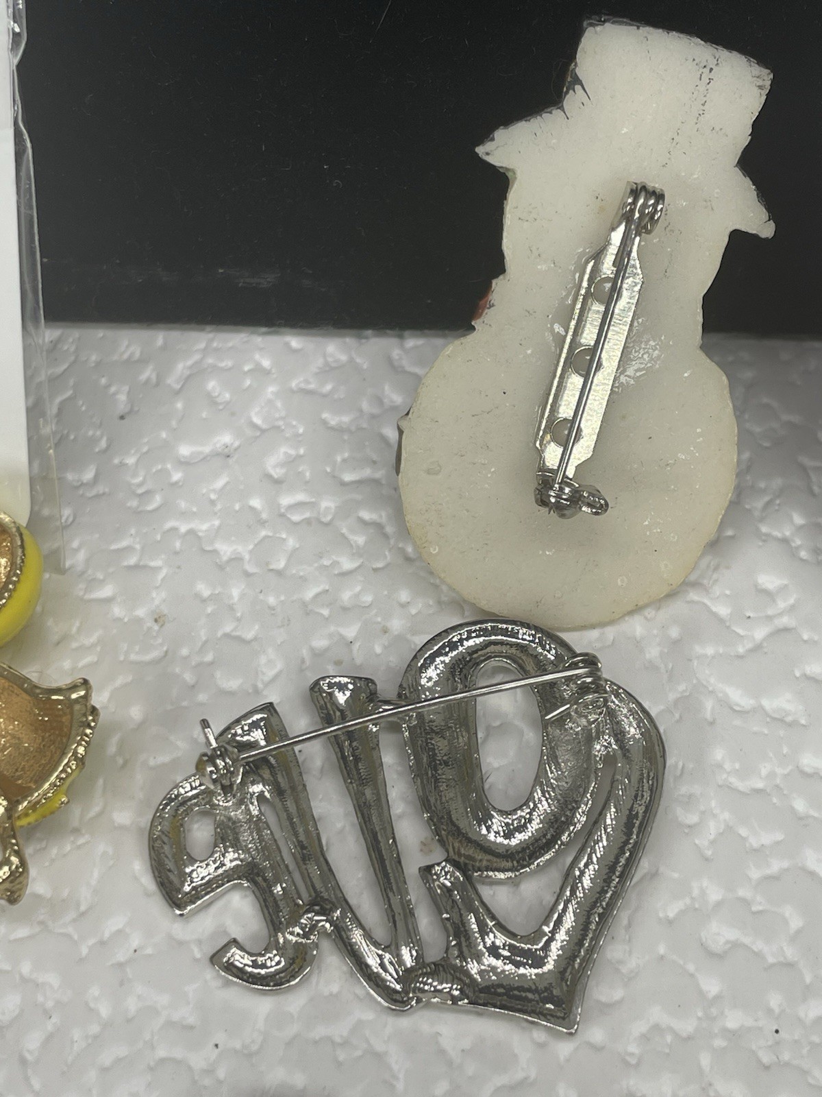 Brooches Pins Key Chain Assorted Shapes Sizes Colors & Materials Jewelry Lot
