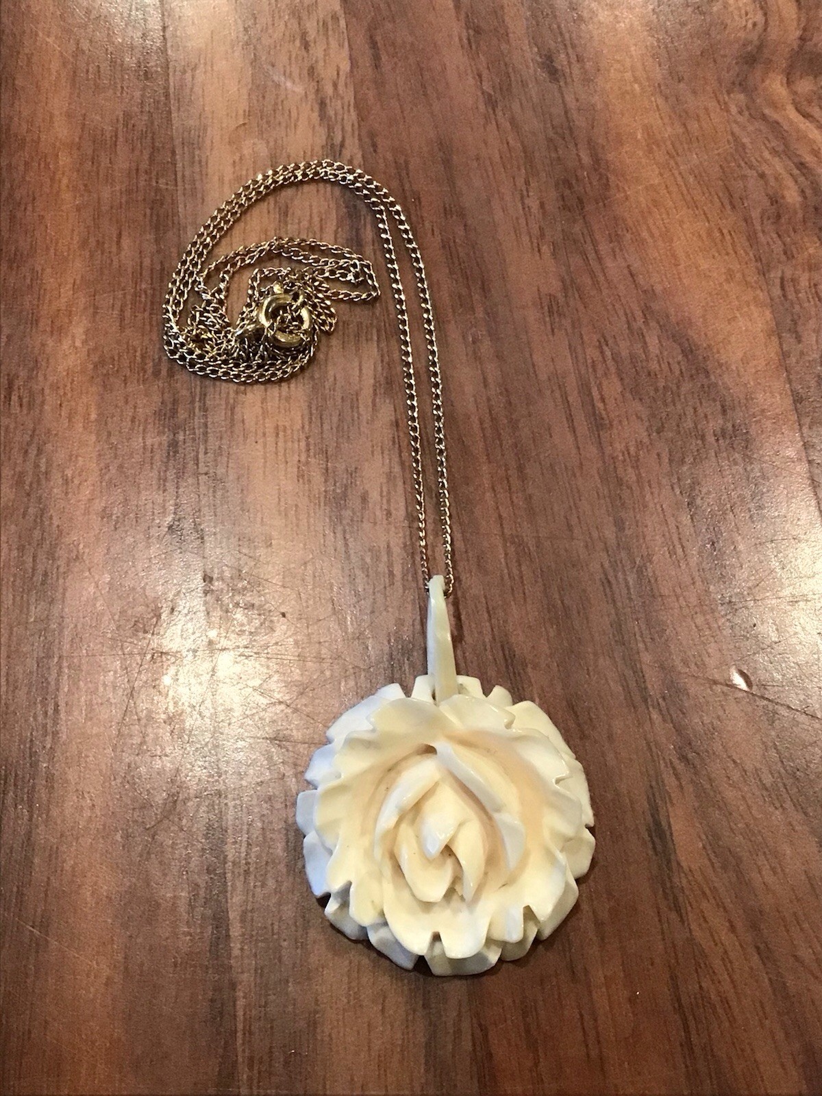 1940s Hawaiian CARVED ROSE PENDANT 12K GOLD FILLED NECKLACE In ART DECO BOX