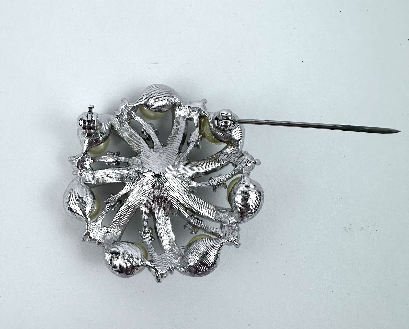 VTG Swirl Style Brooch/Pin Faux Pearl & Rhinestone Platinum Look 1-3/4″ Diameter