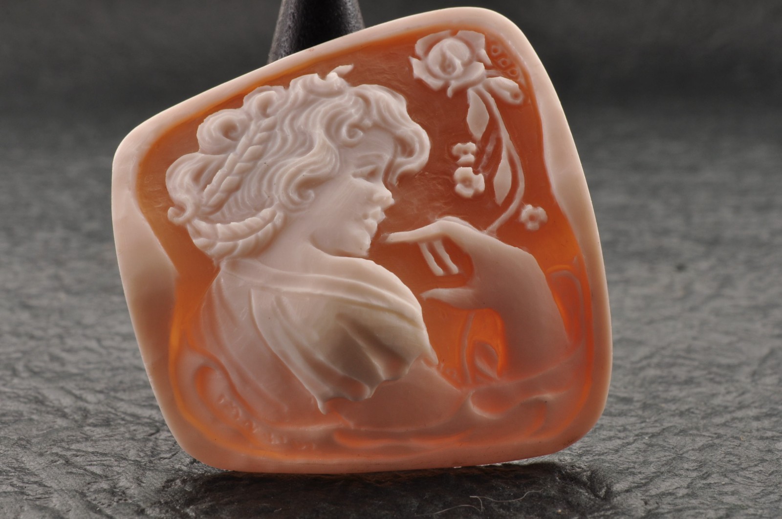 8items , vintage shell cameo White and brown color (Total 322.0ct) with case.