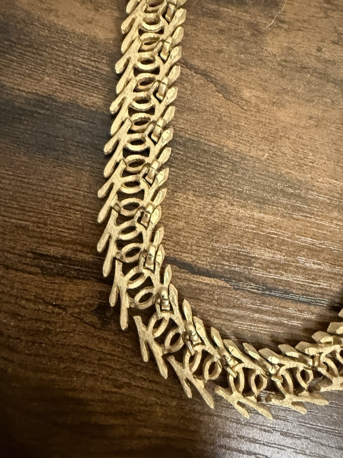 CROWN TRIFARI Link necklace Signed textured vine GOLD Tone Metal Vtg Jewelry