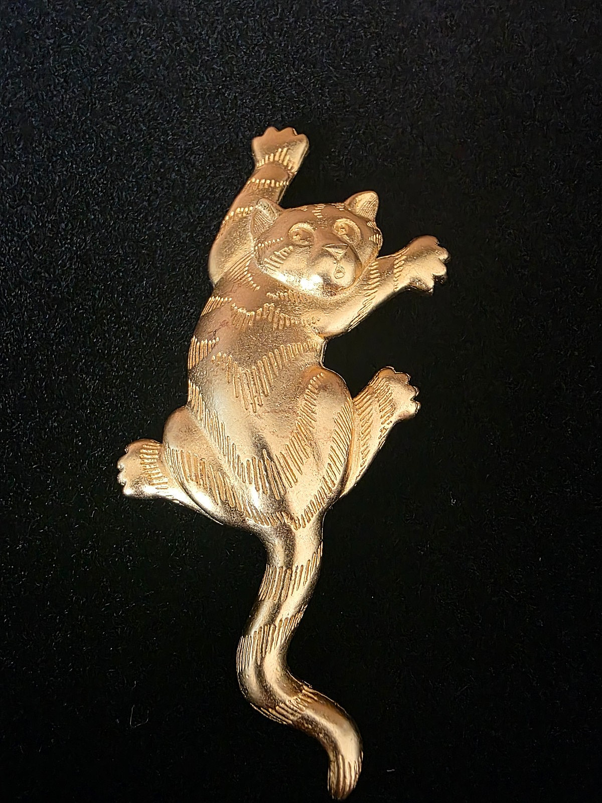 Vintage JJ 1988 Gold‑Tone Climbing Cat Brooch – Whimsical Figural Animal Pin