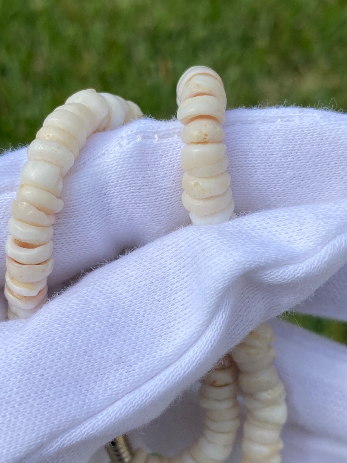 Vintage Hawaiian Surfer Puka Shell Bead Necklace Barrel Clasp 16.25 Inch 6.4mm