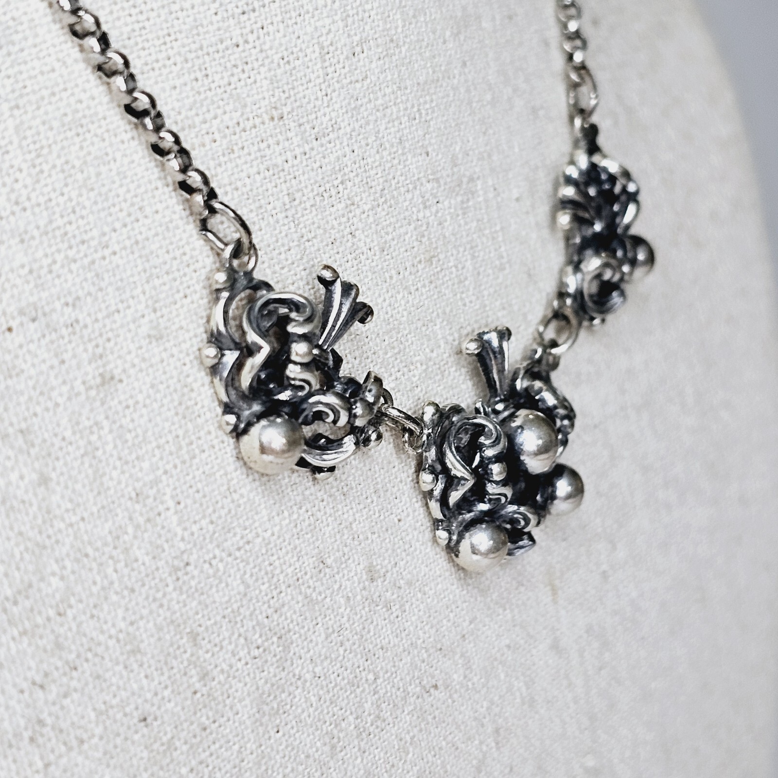 Vintage Mid-Century MN 835 Silver Traditional Floral Design 3D Necklace