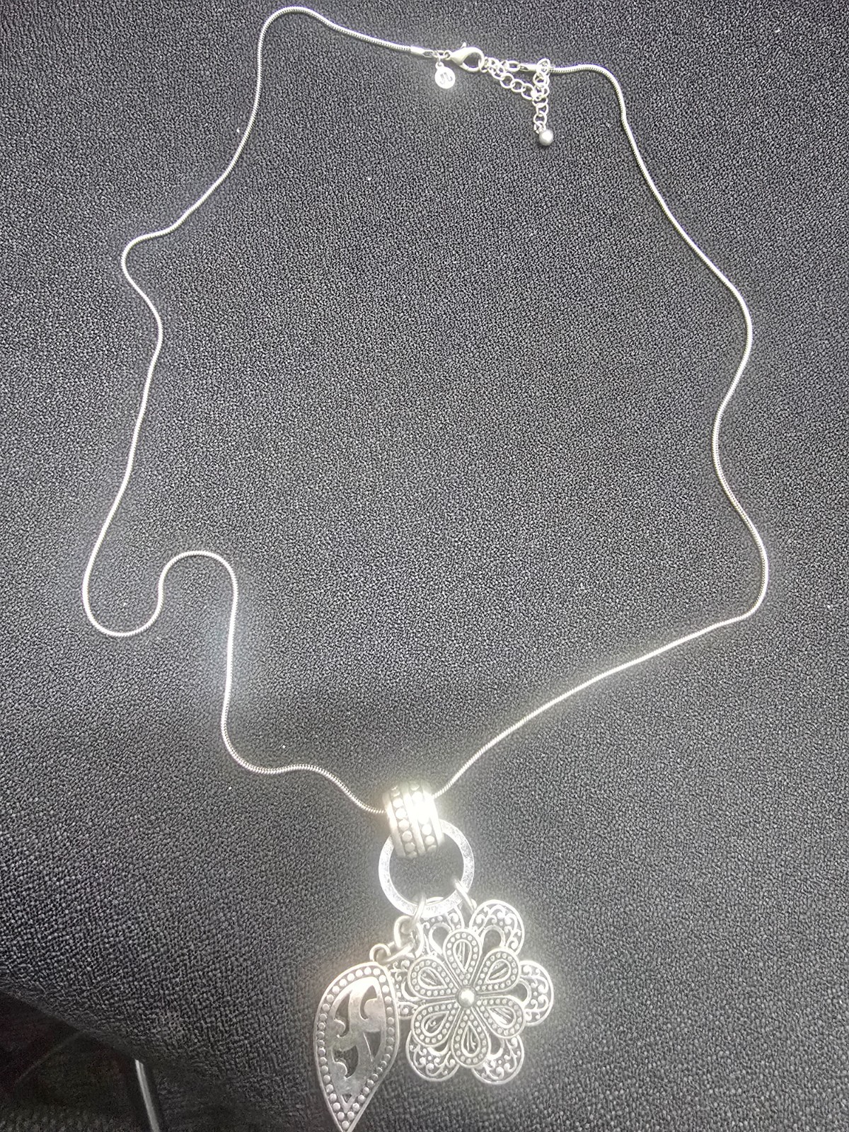 VINTAGE SILVERTONE 20IN NECKACE WITH PENDANT