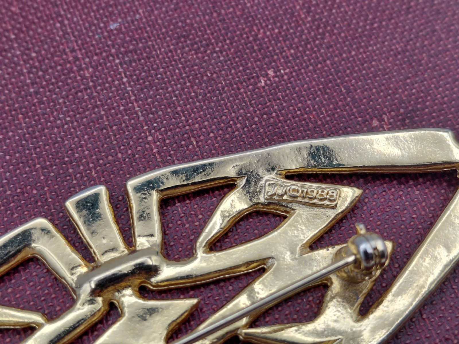 3.5″ JJ Horizontal Shaped Gold-Toned Symmetrical Hammered Metal Brooch