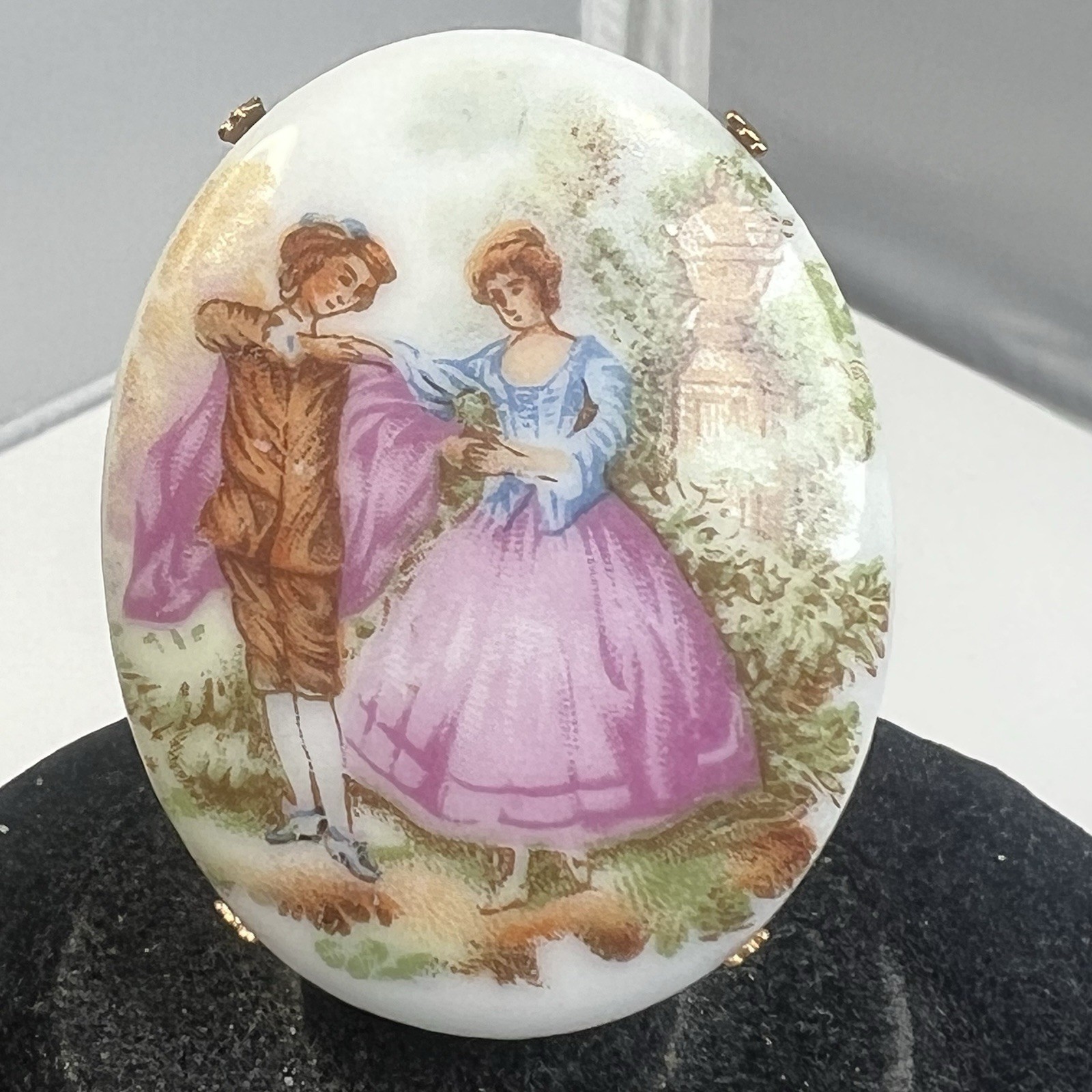 Vintage Porcelain Cameo Romantic Courting Couple Gold Tone Brooch Pin