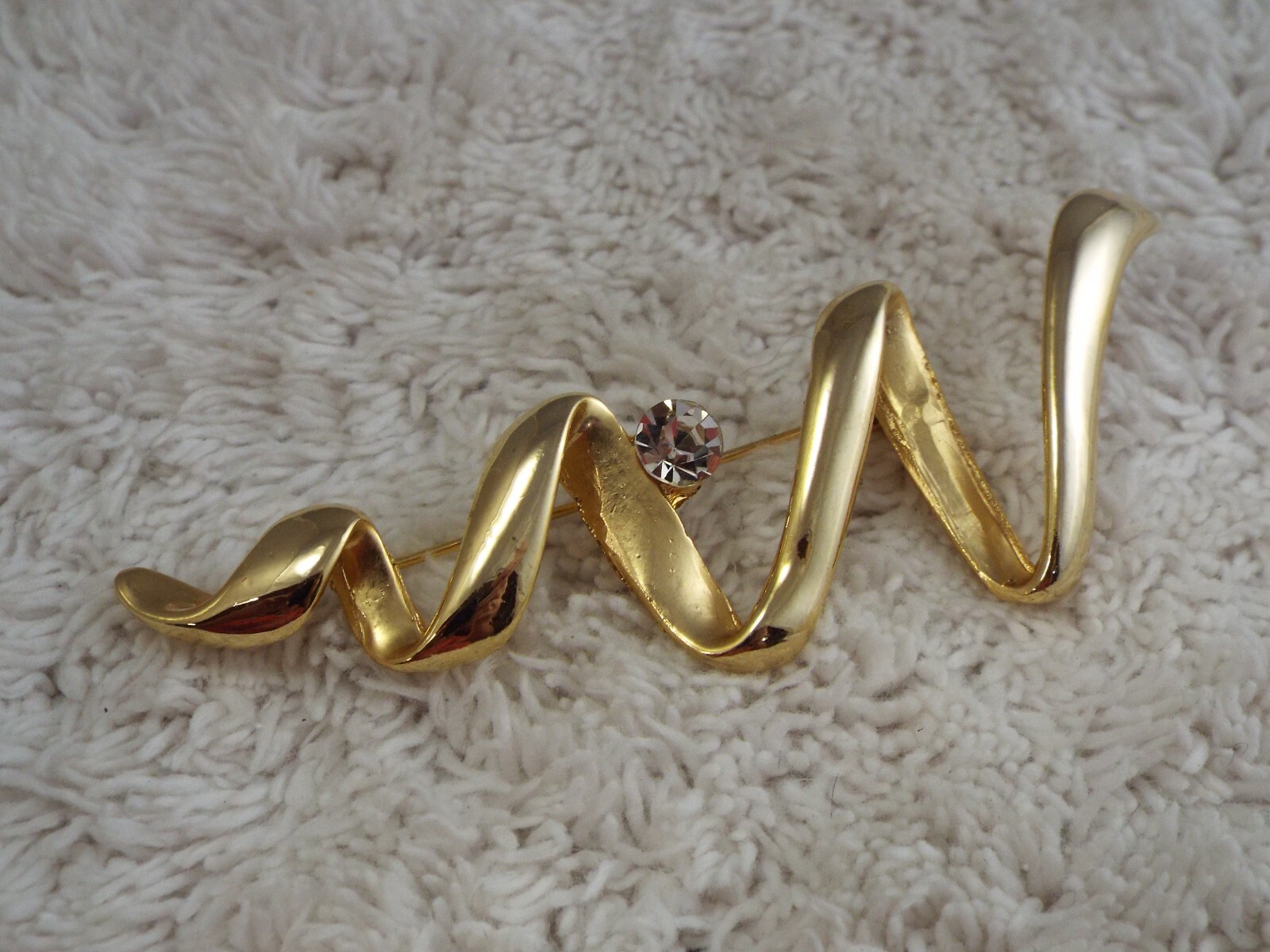 Goldtone Rhinestone Tornado Ribbon Pin (C72)