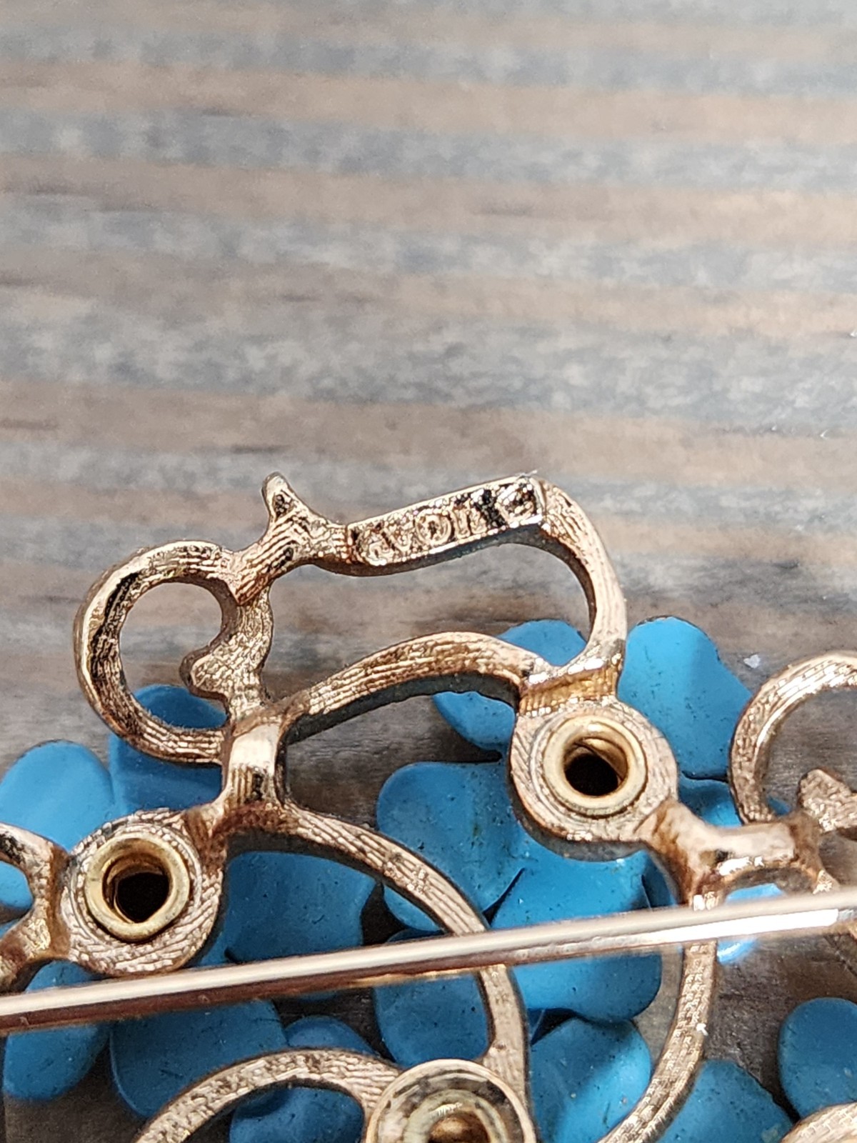 VTG Avon Gold Tone Forget Me Not Blue Enamel Rhinestone Rivet Swedge Brooch