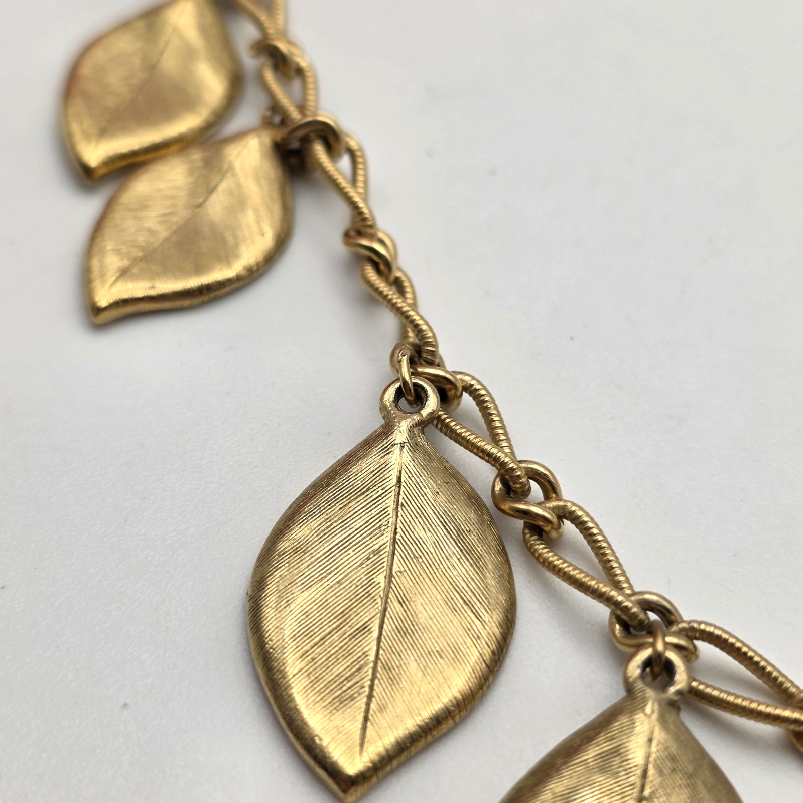 Vintage Gold Tone Leaf Fringe Necklace 23 In Textured Cable Chain Statement